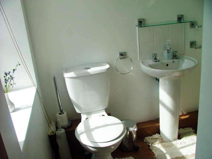 3._Guest_Room_1_-_Ensuite_Bathroom