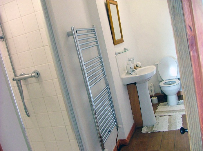 3._Guest_Room_2_-_Ensuite_Bathroom